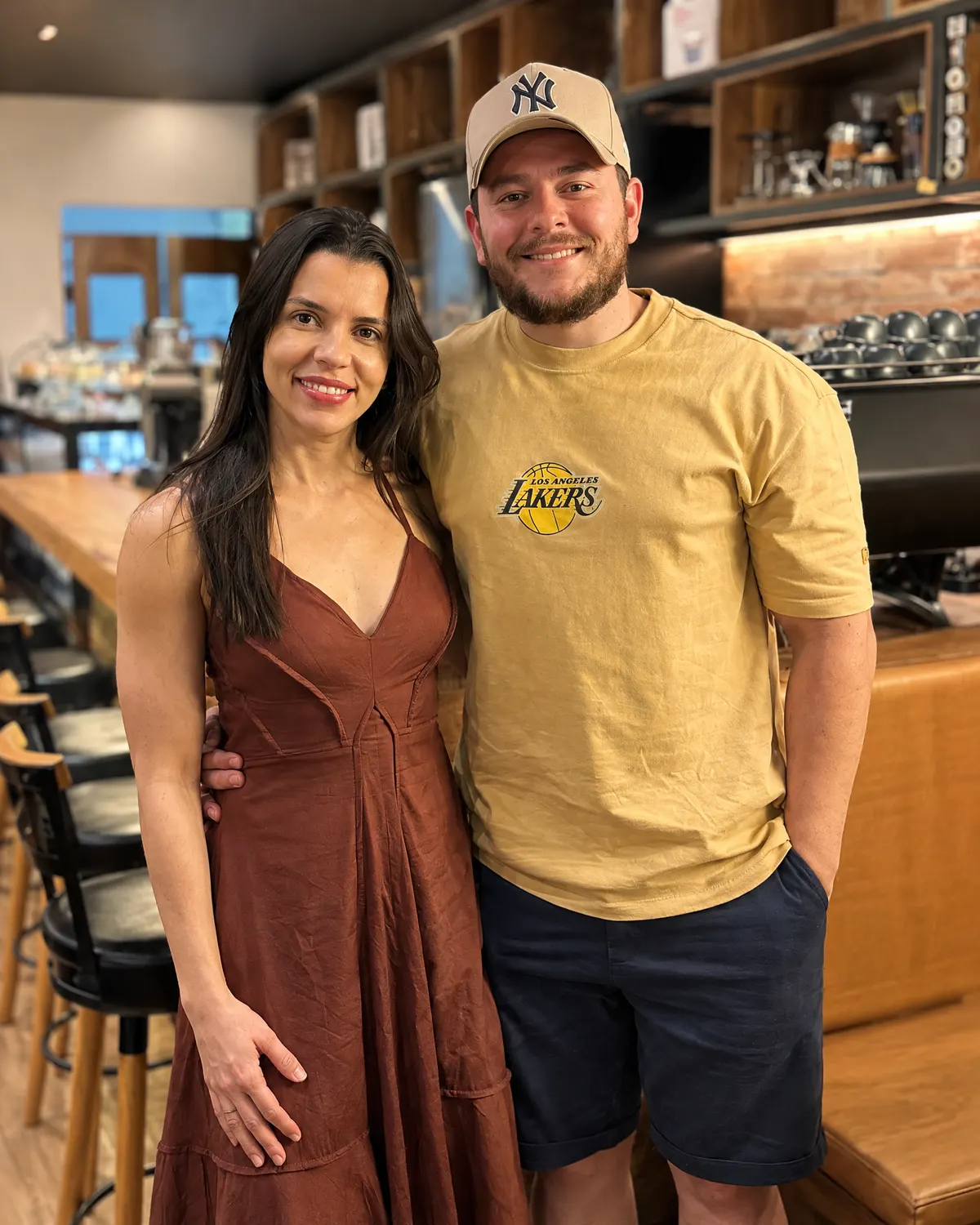 Anne e Igor juntos no interior da cafeteria