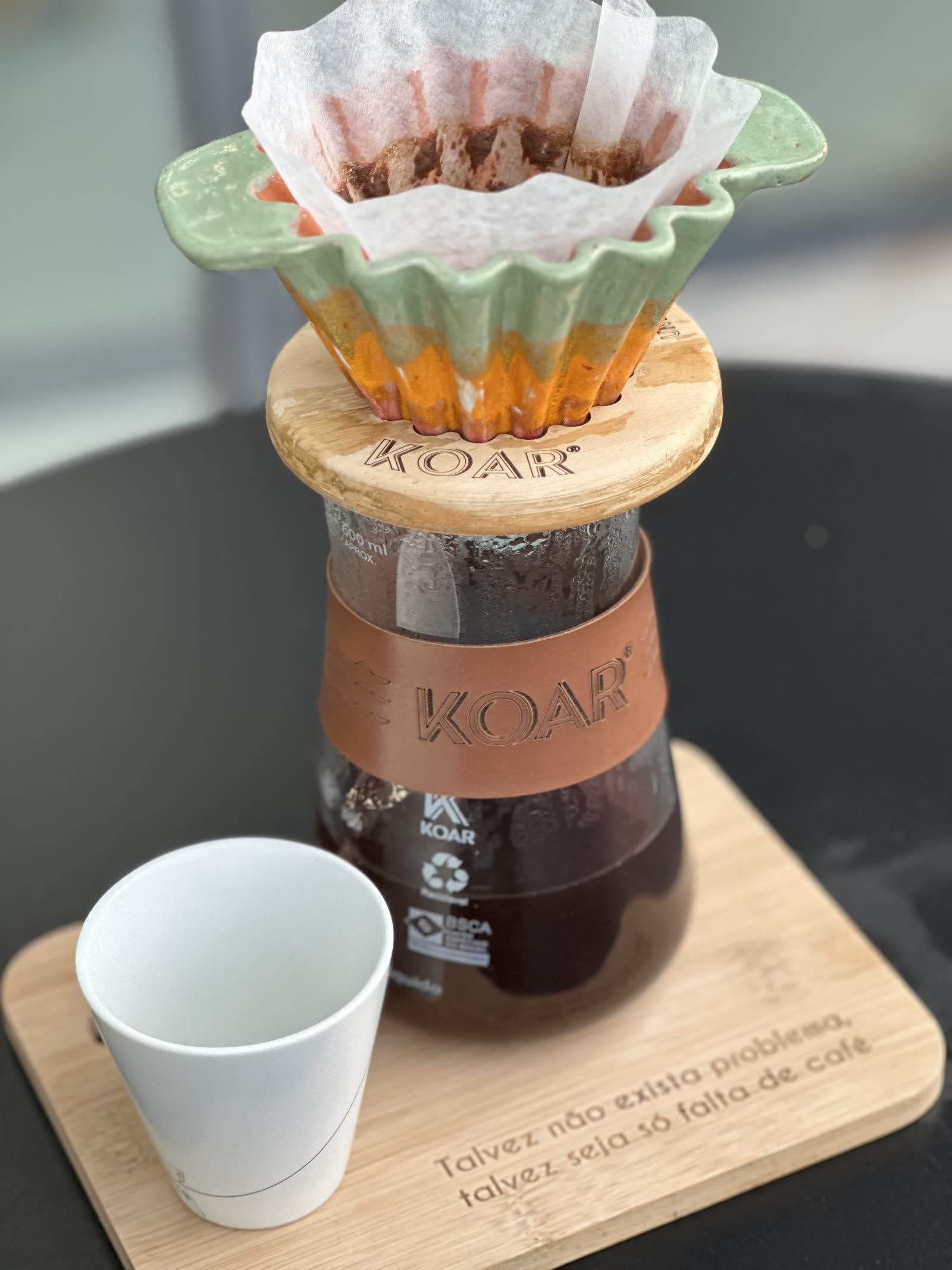 Café coado em filtro de papel sobre jarra de vidro