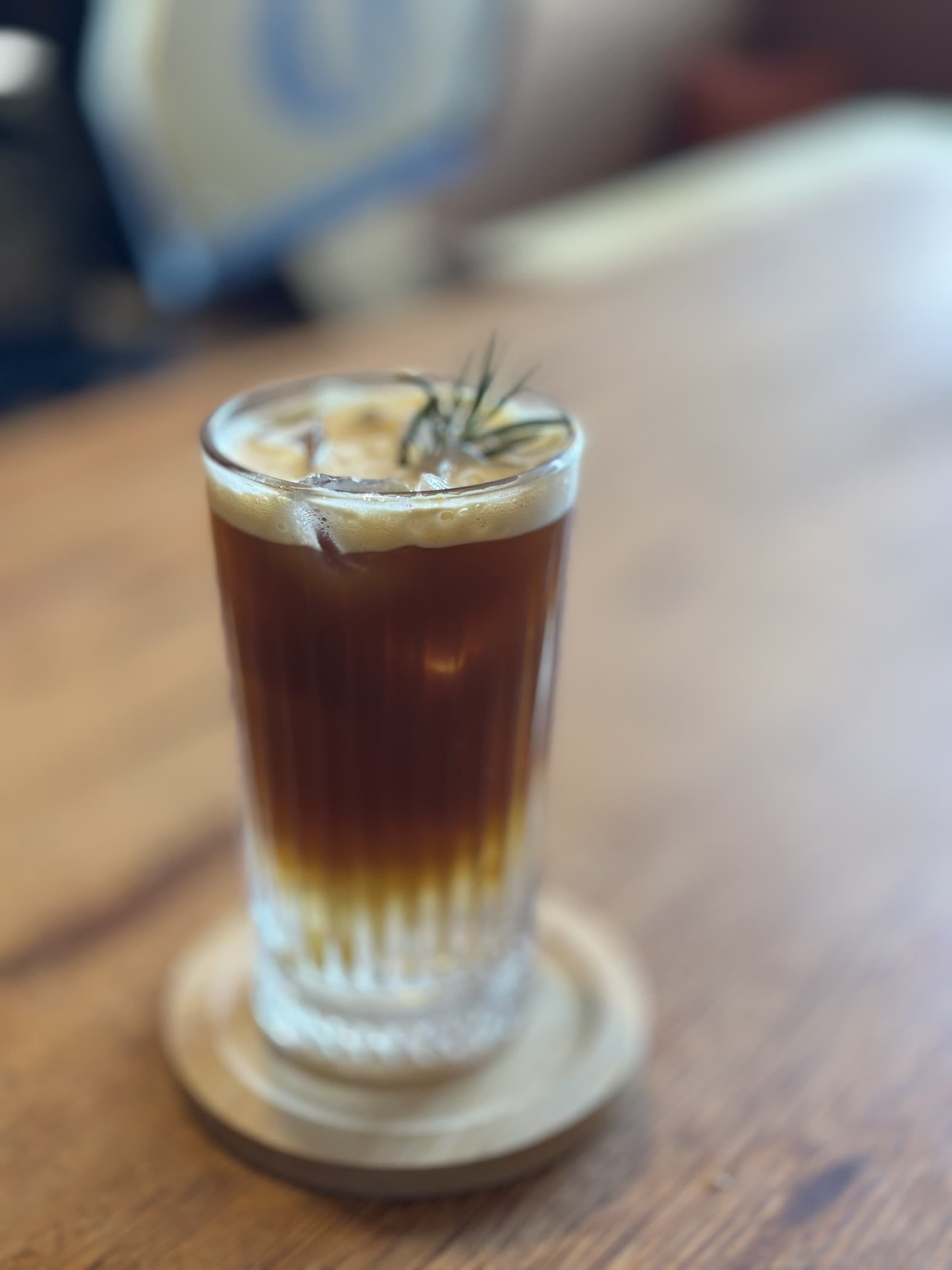 Café gelado em camadas servido em copo alto